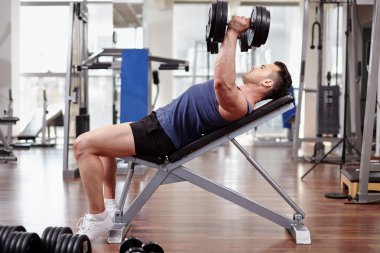 Göğüs egzersiz bench press üzerinde