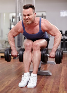 adam dumbell ile çalışma