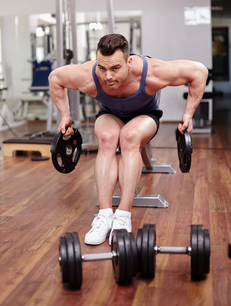 Mann arbeitet mit Hanteln — Stockfoto