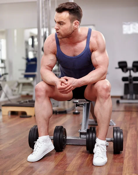 Homme athlétique se préparant pour l'entraînement — Photo