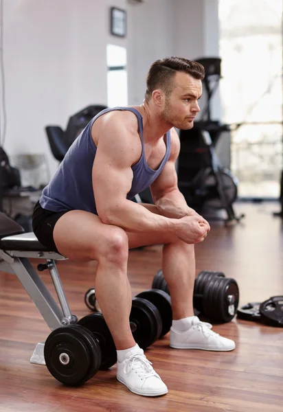 Athletischer Mann bereitet sich auf Training vor — Stockfoto