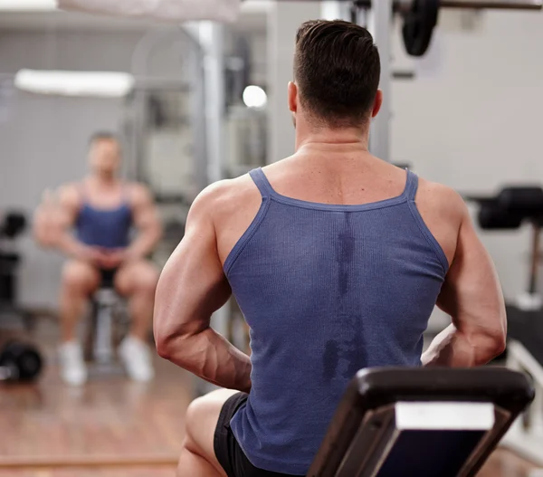 Hombre en forma preparándose para el entrenamiento — Foto de Stock