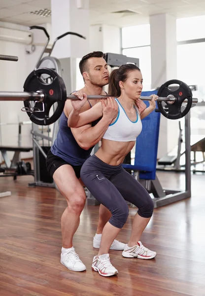 Personlig tränare att hjälpa kvinnan på gym — Stockfoto
