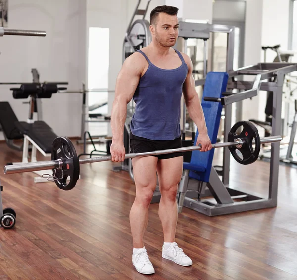 Deadlifts met een barbell — Stockfoto