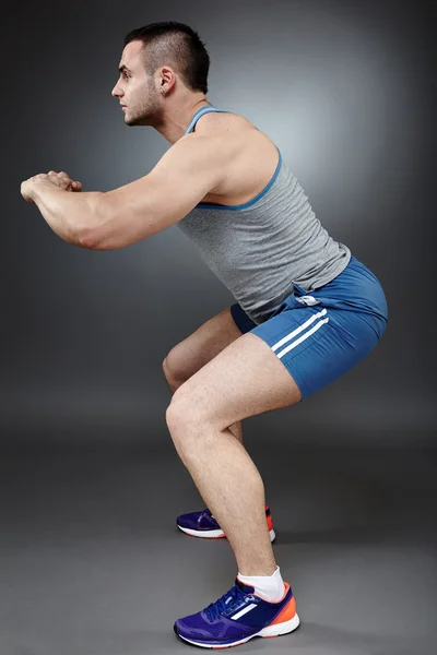 Man doen squats — Stockfoto