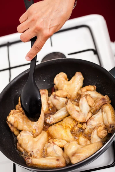 Ailes de poulet asiatique cuisson — Photo