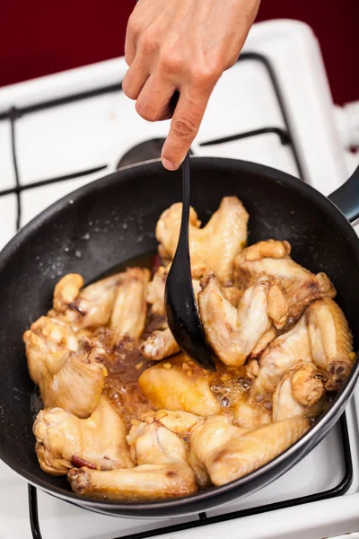 Ασιατικό κοτόπουλο φτερά μαγείρεμα Φωτογραφία Αρχείου