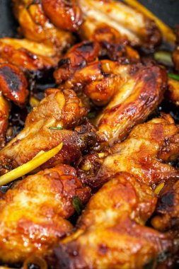 bir wok tavuk kanatları