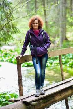 sırt çantası ile kadın zammını