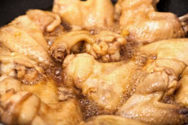 bir wok tavuk kanatları