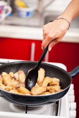 kadın pişirme tavuk kanadı