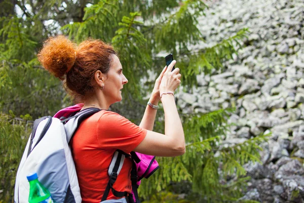 Wanderin fotografiert mit Handy — Stockfoto