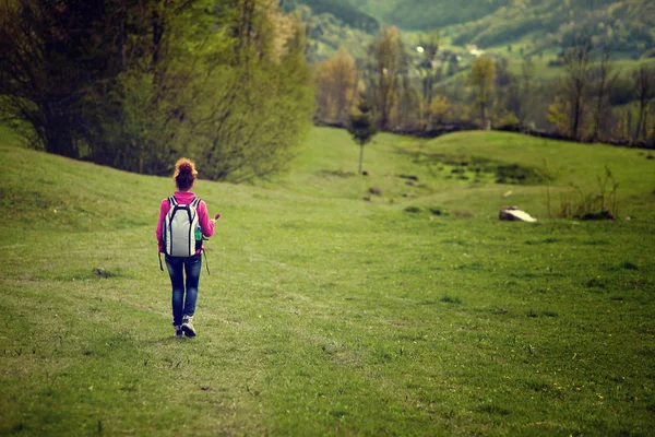 Caminhante mulher no prado, com copyspace — Fotografia de Stock