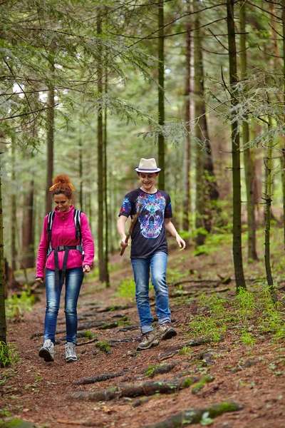 Mutter und Sohn wandern — Stockfoto