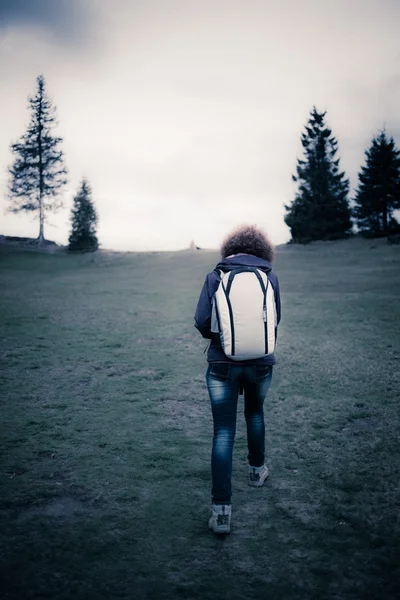 Imagen retro de una mujer excursionista — Foto de Stock