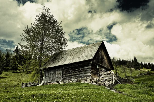 Old barn and moody sky — Stock Photo, Image