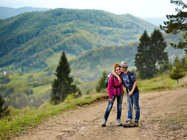 Mor och son vandrare — Stockfoto