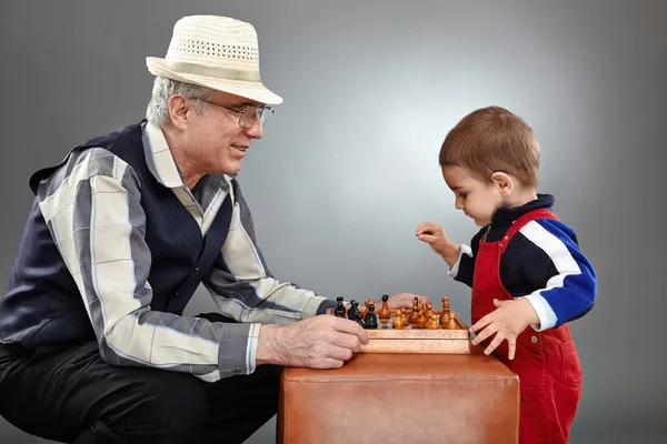 祖父和孙子下棋 — 图库照片