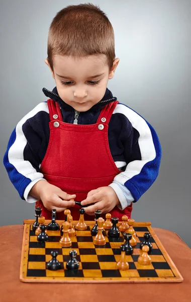 Criança aprendendo a jogar xadrez — Fotografia de Stock