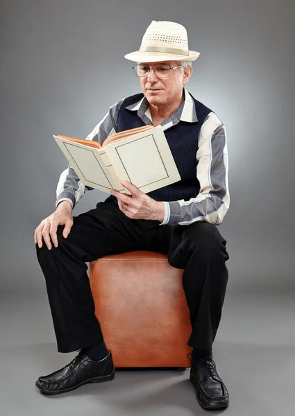 Gamle man läser en bok — Stockfoto