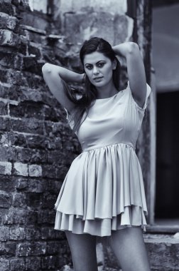 ruins yakınındaki genç kadın