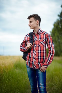 genç erkek ile okul çantası