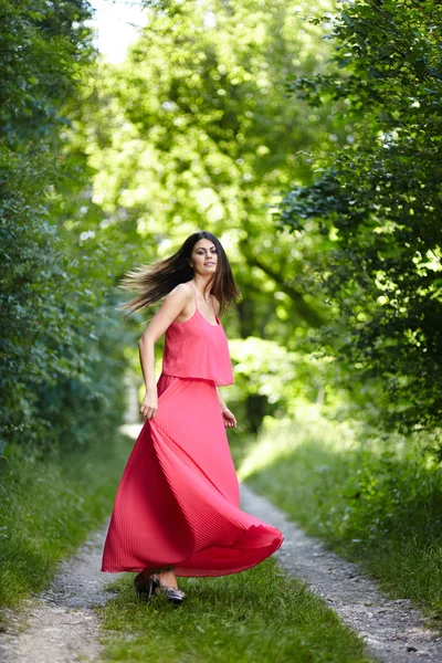 Giovane donna che balla all'aperto — Foto Stock