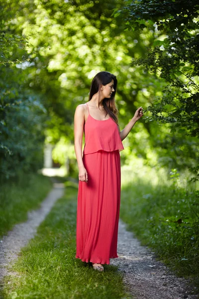 Glamour dama en el parque — Foto de Stock