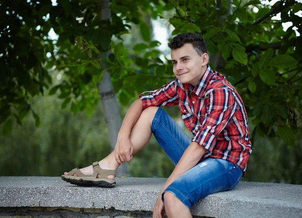 Adolescente menino ao ar livre — Fotografia de Stock