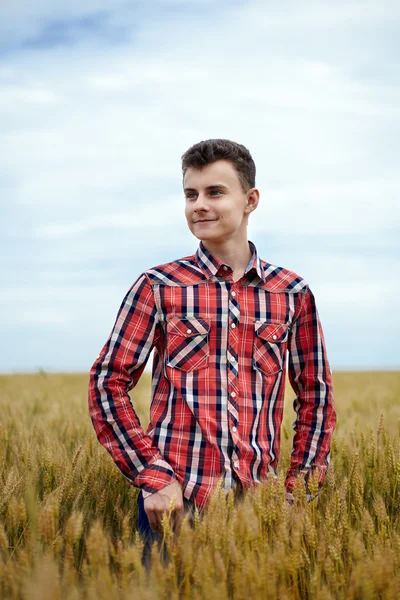 Tiener in een tarweveld — Stockfoto