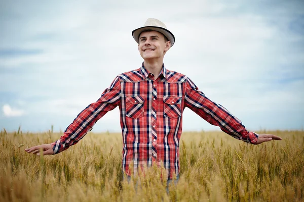 Мальчик-подросток на пшеничном поле — стоковое фото