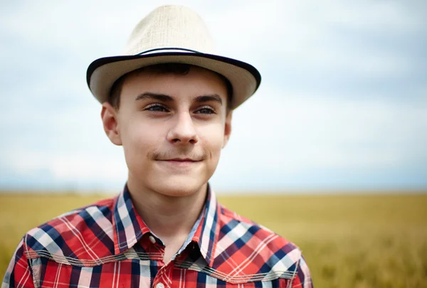 Ragazzo adolescente in un campo di grano — Foto Stock