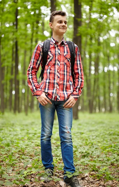 Menino adolescente com saco escolar — Fotografia de Stock