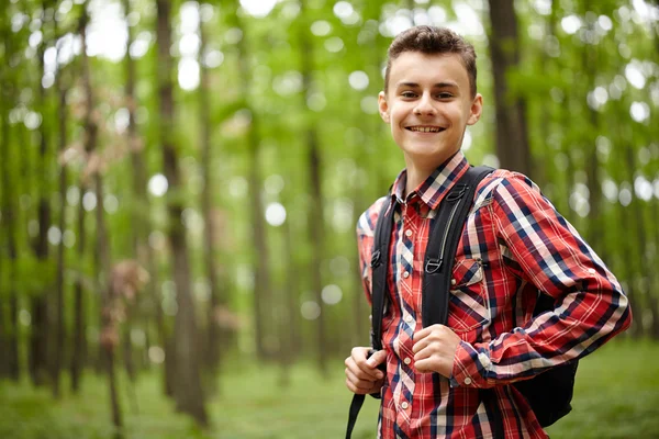 Ragazzo adolescente con borsa della scuola — Foto Stock