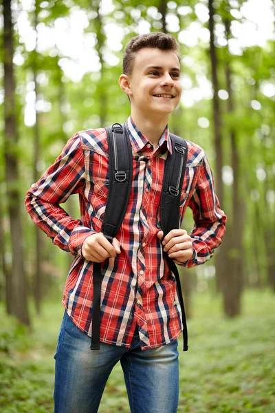 Adolescent garçon avec sac d'école — Photo