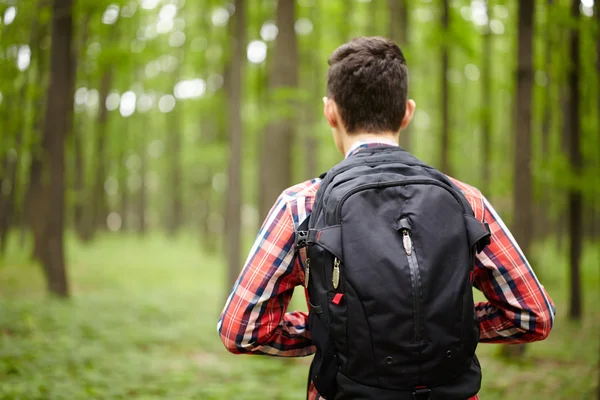 Tiener jongen met schooltas — Stockfoto