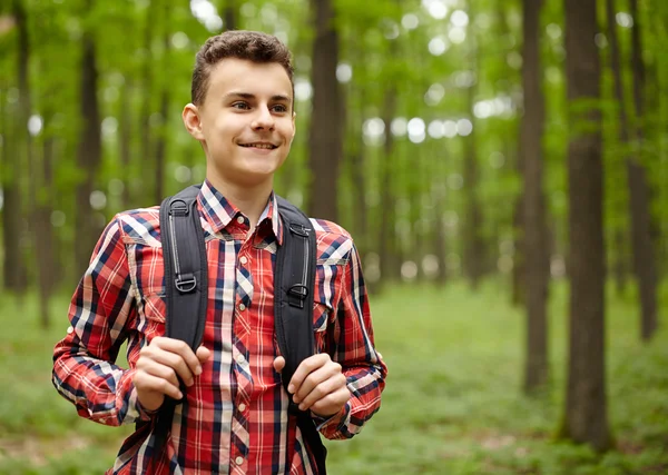 Хлопчик-підліток зі шкільною сумкою — стокове фото
