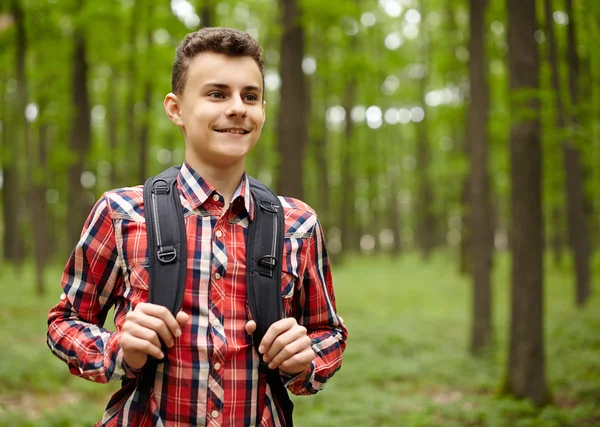 Adolescent garçon avec sac d'école — Photo