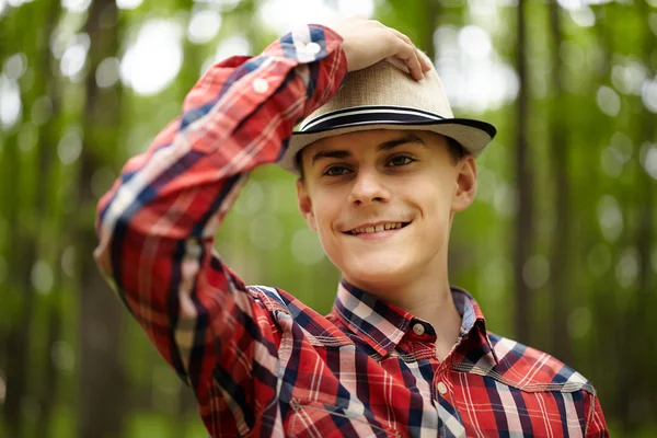 Adolescent branché dans la forêt — Photo