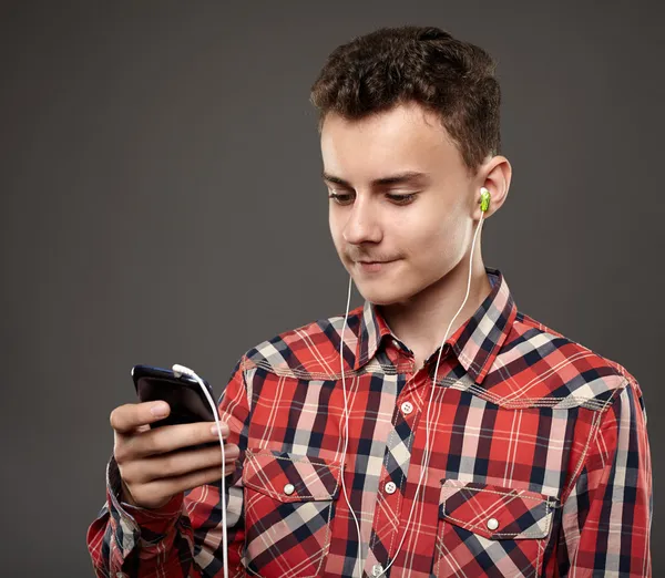Tini hallgat zenét, smartphone — Stock Fotó