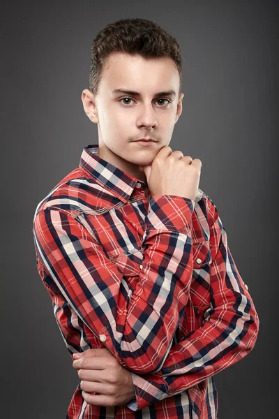 Guapo adolescente en gris —  Fotos de Stock