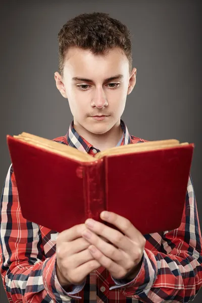 Tonåring läser en gammal bok — Stockfoto