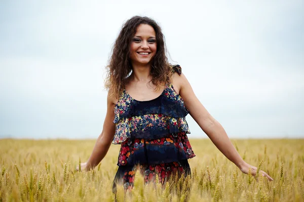 Счастливая молодая женщина на пшеничном поле — стоковое фото