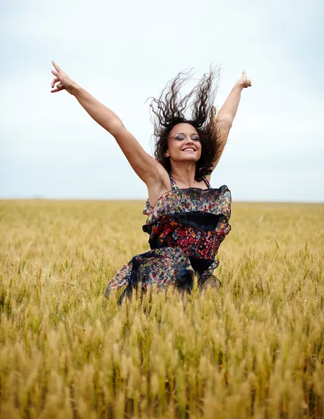 Happy young woman in wheat field — Stock Photo, Image