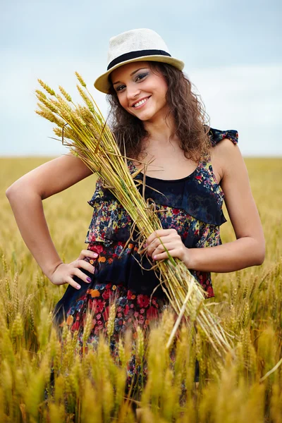 Joyeux jeune femme dans le champ de blé — Photo