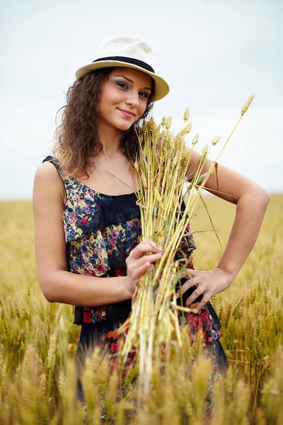 Joyeux jeune femme dans le champ de blé Photo De Stock