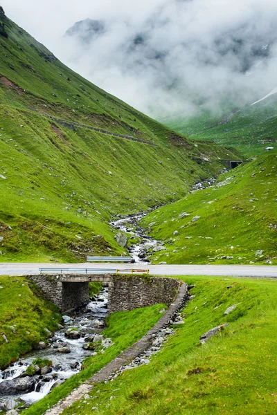 Kręta droga w góry — Zdjęcie stockowe