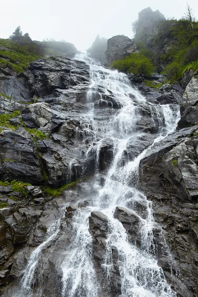 Waterval op berg — Stockfoto