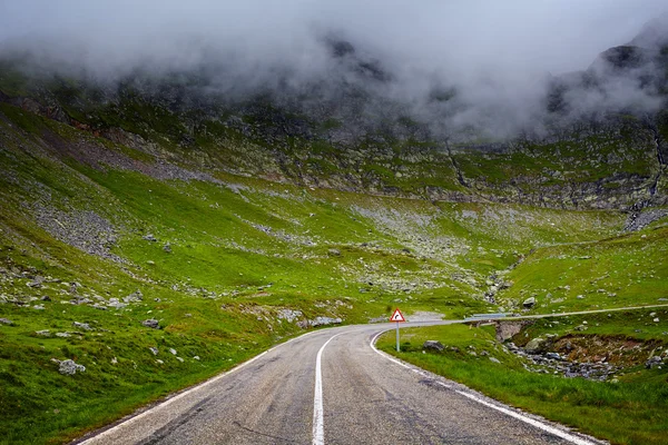 Kronkelende weg in Bergen — Stockfoto