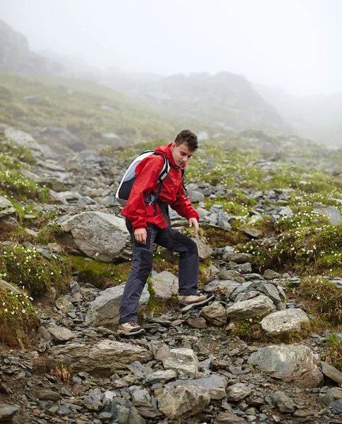 Escursionista adolescente in montagna — Foto Stock